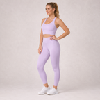 Model posing in the light purple Fitfigura Flow Performing Set – Soft Movement Form, highlighting the smooth silhouette and supportive fit.
